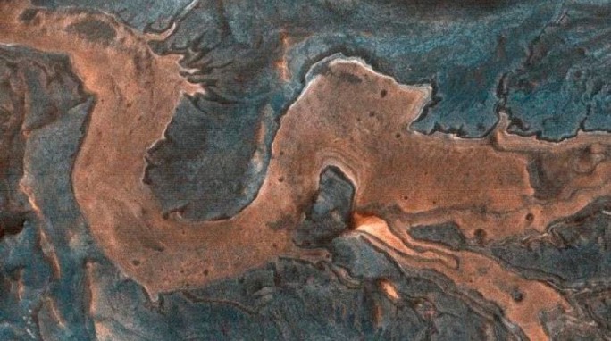 На снимках с Марса разглядели очертания дракона