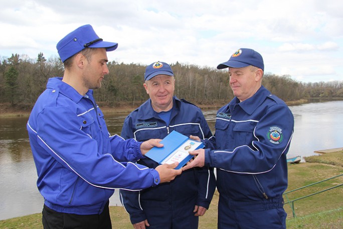 Мостовские спасатели Иван и Михаил Марчики награждены нагрудным знаком «За заслуги»