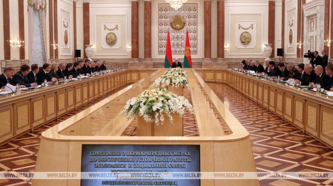 У Александра Лукашенко обсуждают меры экономической и социальной поддержки в условиях коронавируса