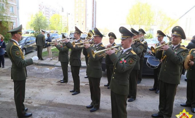 В Гродно военнослужащие 120-й гвардейской отдельной механизированной бригады поздравили ветеранов с оркестром