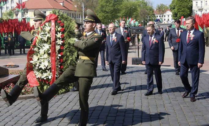 В Гродно прошла торжественная церемония возложения цветов к памятнику воинам и партизанам, погибшим в годы Великой Отечественной войны