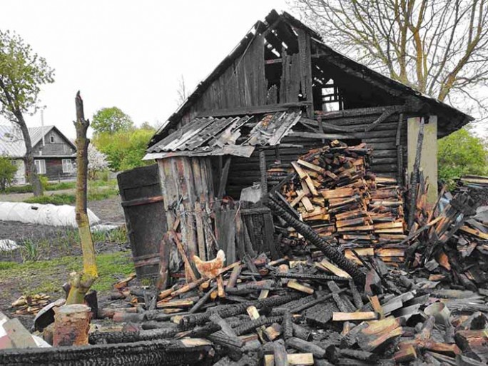 Огнём уничтожен навес с дровами. В субботу в Мостовском районе произошёл пожар