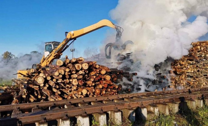 В Мостах произошел пожар на предприятии по переработке древесины
