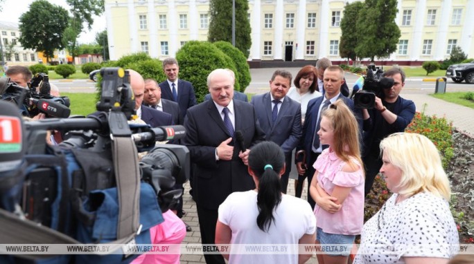 Лукашенко в Полоцке пообщался с жителями города и журналистами