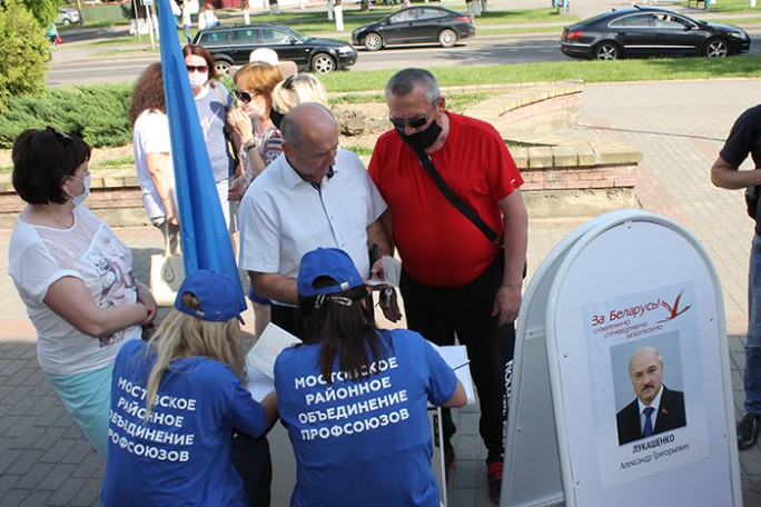 Пикеты по сбору подписей в поддержку кандидата в Президенты Александра Лукашенко прошли сегодня в Мостах