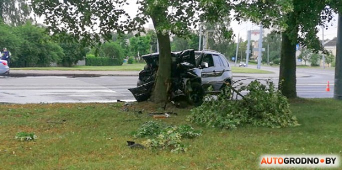 В Гродно компания парней разбила о дерево BMW X5