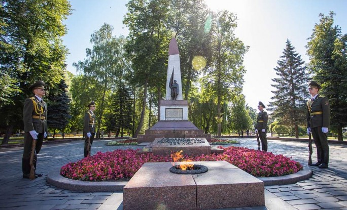 Гродно отмечает 76-ю годовщину освобождения от немецко-фашистских захватчиков. В центре состоялся торжественный митинг