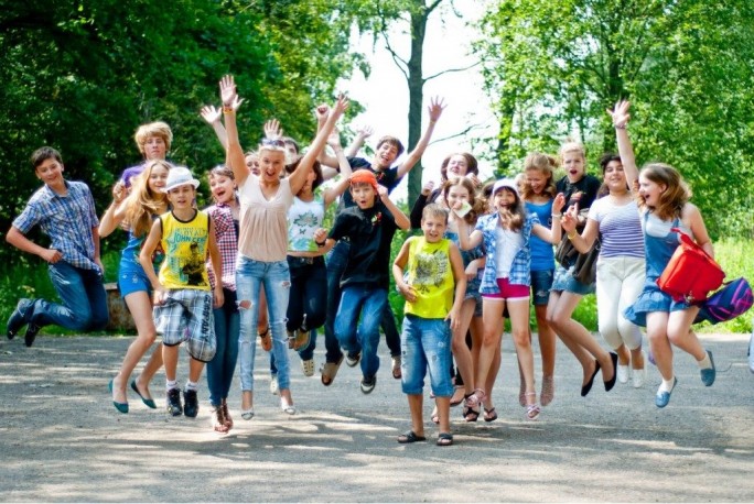 Игры во дворе и онлайн-мероприятия вместе с Мостовским центром творчества детей и молодёжи
