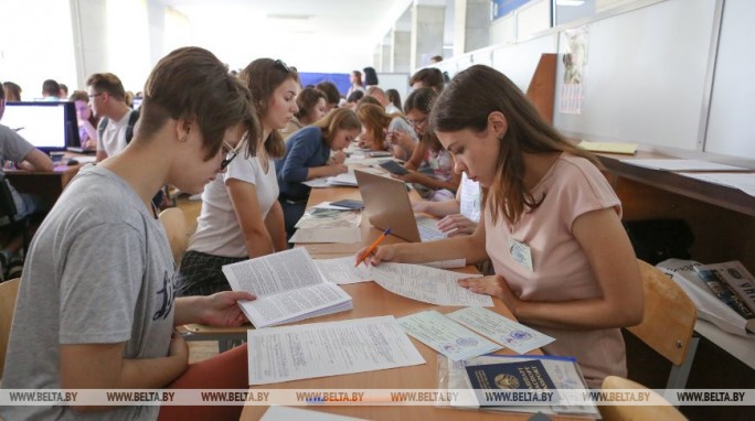 Вузы начинают прием документов от абитуриентов