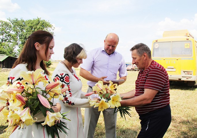 Праздник в поле. В ЗАО «Гудевичи»  наградили тысячников и вручили подарочные сертификаты всем участникам жатвы