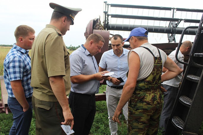 Безопасные условия труда во время жатвы: мобильный рейд прошёл на Мостовщине