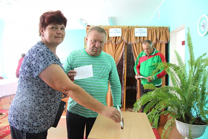 За родную  Беларусь. Активно идёт голосование на участке в агрогородке Дубно