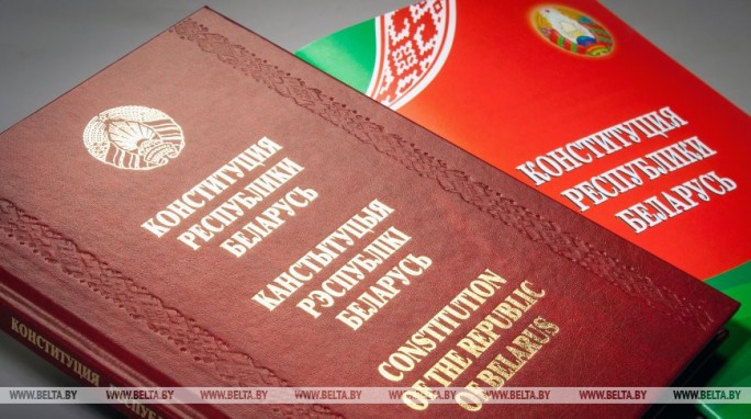 'Не под давлением и не через улицу' - Лукашенко о передаче полномочий и изменении Конституции