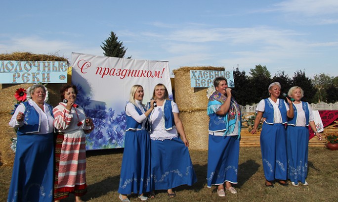 В агрогородке Дубно победителей жатвы чествовали на празднике «Молочные реки – хлебные берега»