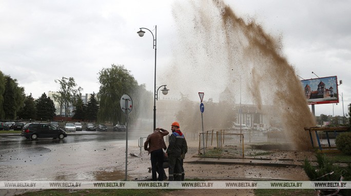 В Гродно прорвало трубу: струя воды поднималась на высоту в несколько этажей