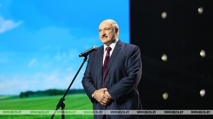 Александр Лукашенко приехал на женский форум в 'Минск-Арене'