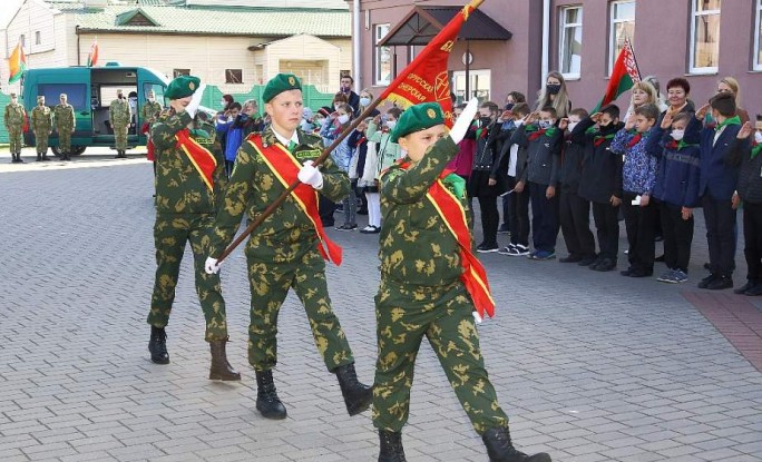 Торжественная клятва и мечта продолжить семейную традицию. Более тридцати пятиклассников СШ №3 Гродно пополнили ряды пионерской организации на территории Гродненской пограничной группы