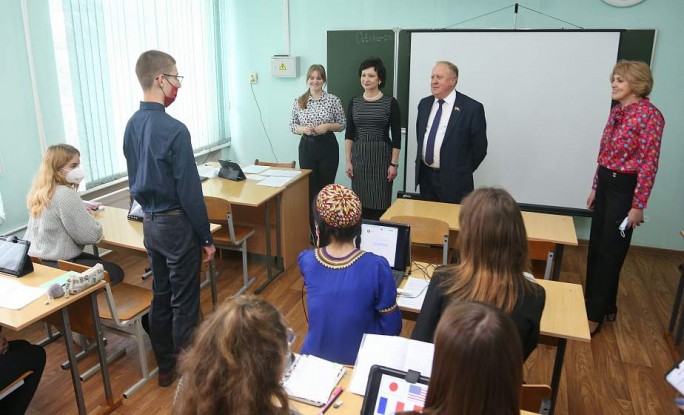 Распределение, популярность профессий и любовь к стране. Председатель Постоянной комиссии по образованию, науке, культуре и социальному развитию Совета Республики Виктор Лискович встретился с учащимися и педагогами Волковыска