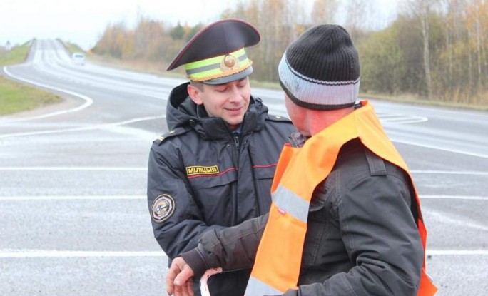 На Гродненщине пешеходам и велосипедистам бесплатно раздадут сотни жилетов и фликеров