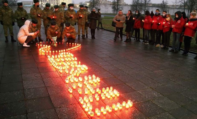 Лампады для павших воинов и диалог поколений. Молодежь Гродно приняла эстафету патриотического проекта «Память сердца»