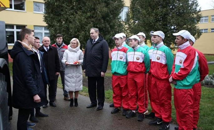 Председатель облисполкома Владимир Караник передал трактор МТЗ-3022 Скидельскому сельскохозяйственному лицею