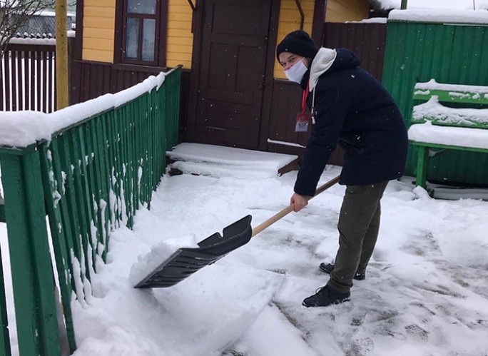 Уберём снег вместе: мостовская молодёжь активно оказывает помощь