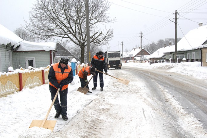 Мостовские коммунальники продолжают очищать улицы и тротуары города от снега
