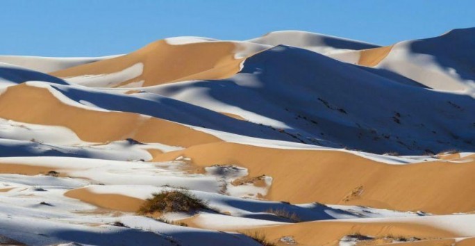 «Мороженое с шоколадной крошкой». В Саудовской Аравии выпавший снег засыпало песком