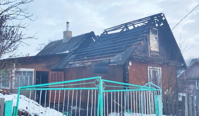 Причина пожара жилого дома в Мостах – неисправная электропроводка