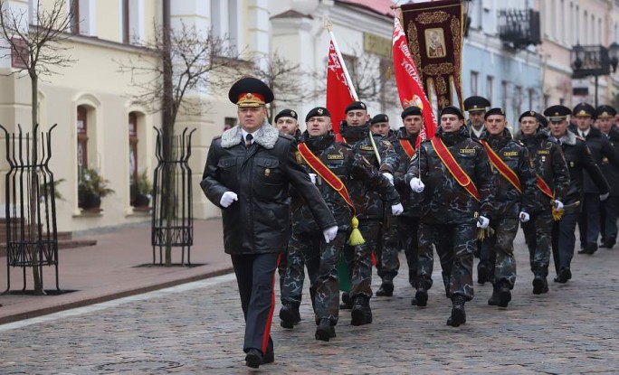 Торжественный марш по центру Гродно и награждение лучших сотрудников. Гродненская милиция отмечает свой профессиональный праздник