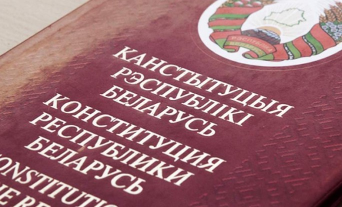 День Конституции: как проходила работа над Основным законом в 90-х и каким он должен быть?