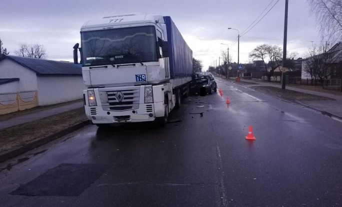 ДТП в Волковыске: Легковой автомобиль на скорости 'въехал' в фуру