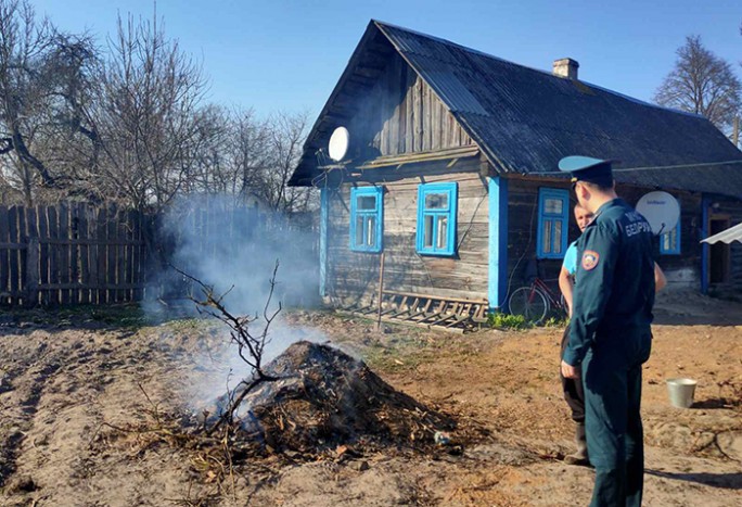 Девять палов сухой растительности ликвидировали мостовские спасатели за прошедшие  выходные