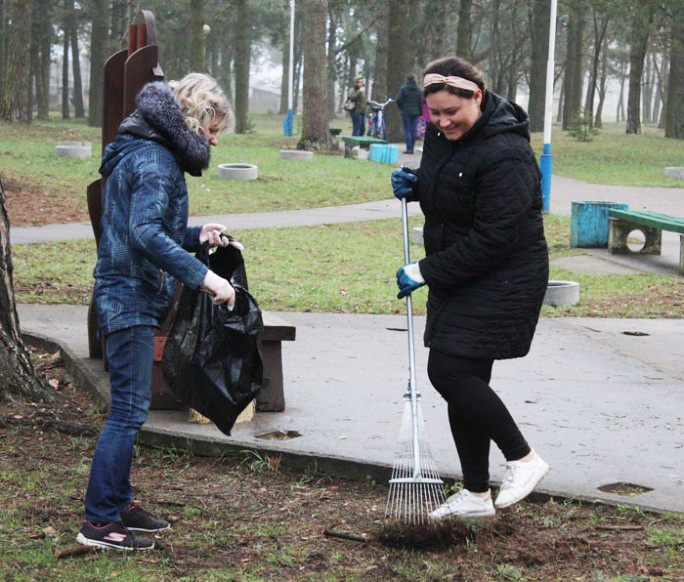 Специалисты сектора культуры Мостовщины приняли активное участие в республиканском субботнике