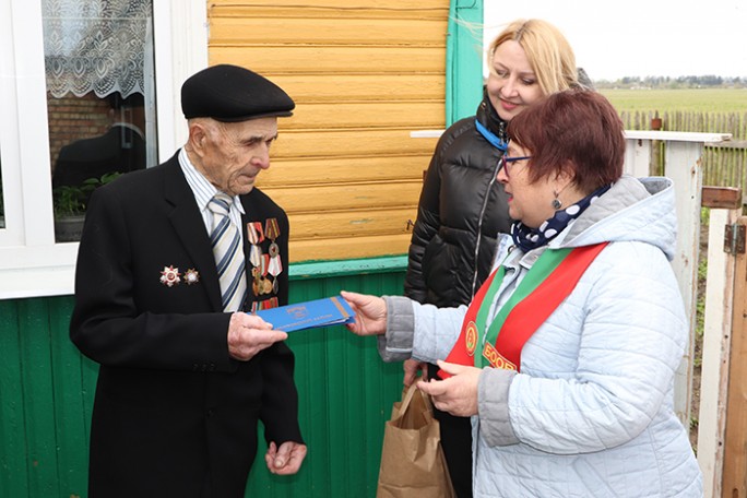 Спасибо за Победу! Ветераны Великой Отечественной войны Мостовщины принимали поздравления с праздником