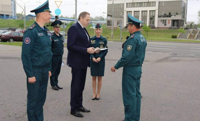 Парк техники гродненских спасателей пополнился автоколенчатым подъемником. Ключи от автомобиля вручил Владимир Караник