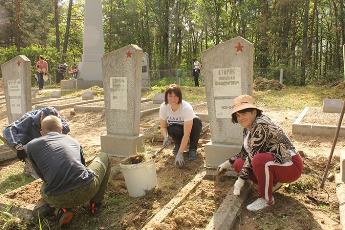 Объединила память и доброе дело. Представители общественных объединений Мостовщины навели порядок на кладбище партизан и мирных жителей  деревни Дубровка