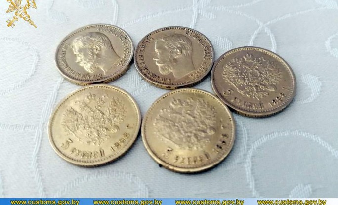 Украшения из золота и монеты царской России на сумму более 20 000 рублей пытались незаконно ввезти в Беларусь