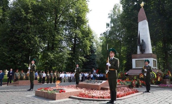 Доблестным защитникам и освободителям Гродно. Торжественный митинг, посвященный Дню освобождения Гродно от немецко-фашистских захватчиков, состоялся 16 июля в парке имени Жилибера у памятника погибшим воинам и партизанам