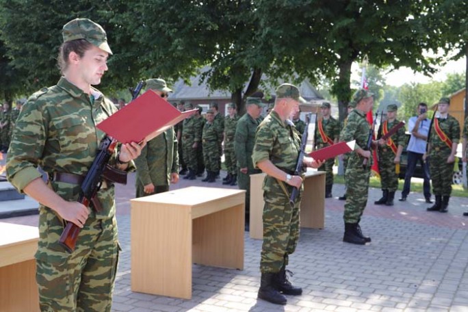 Присягнули на верность. Военнослужащие Мостовщины, призванные на военные сборы, приняли военную присягу