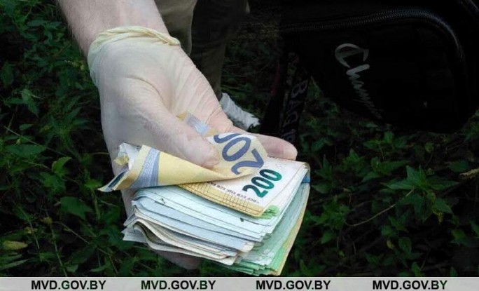 В Гродно работники СТО украли из машины 5.5 тысячи евро и более 5 тысяч долларов