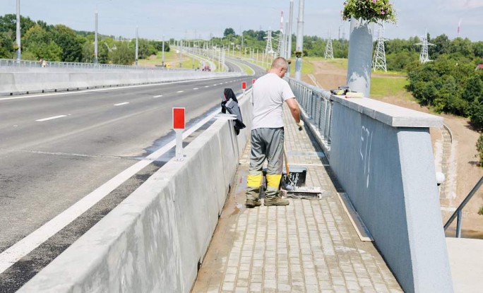 На новом мосту в Гродно неизвестные разрисовали парапетные ограждения. По факту вандализма возбуждено уголовное дело