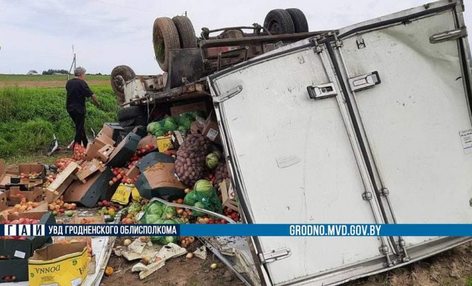 Пострадали фрукты, овощи и пассажир. В Гродненском районе опрокинулся грузовик с продуктами