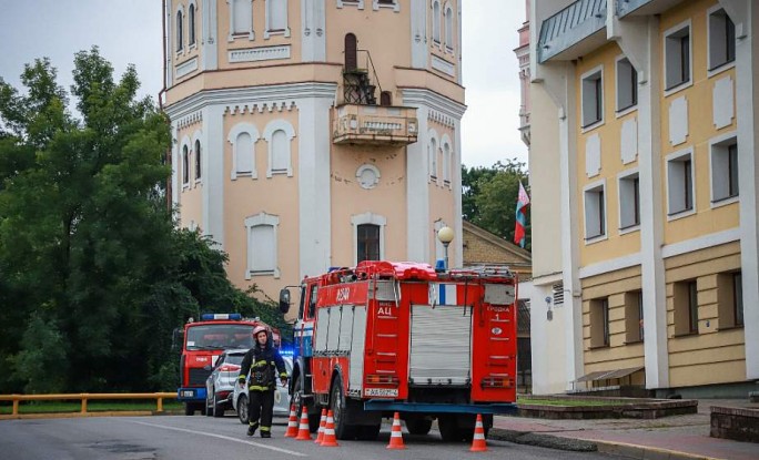 В Гродно спасатели и случайная прохожая сняли с крыши 9-летнию девочку