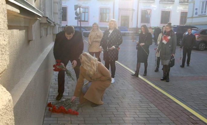 «Это горе не одной белорусской семьи, а всего народа». В Гродно возлагают цветы и ставят лампады к зданию Комитета госбезопасности