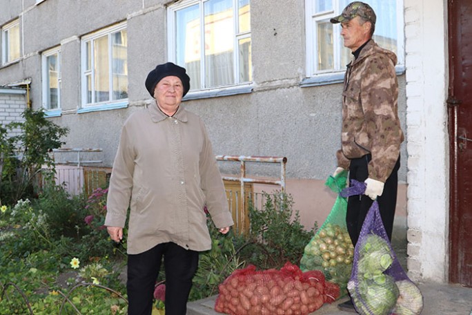 Овощами и картофелем обеспечены, в доме тепло и безопасно – можно и зиму зимовать, говорят пожилые граждане Мостовского района