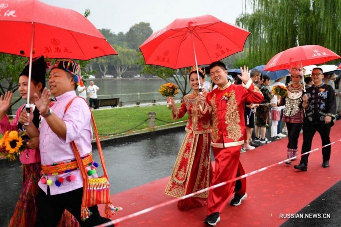 В Китае состоялась коллективная свадьба - узами брака связали себя 100 пар