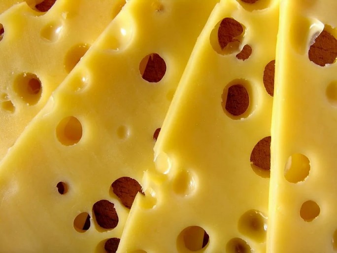 Диетолог рассказала о вреде и пользе сыра