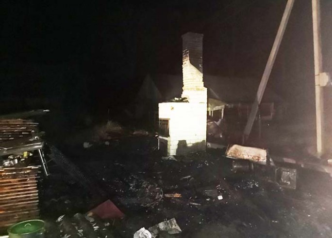 Сгорела хозяйственная постройка в деревне Новинка