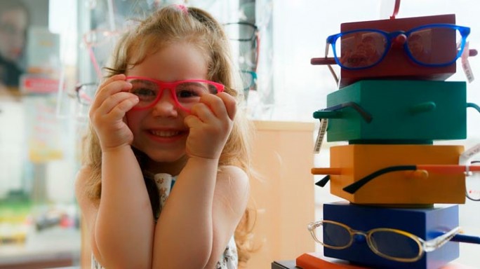 Почему у детей в школе резко ухудшается зрение? Спросили у офтальмолога